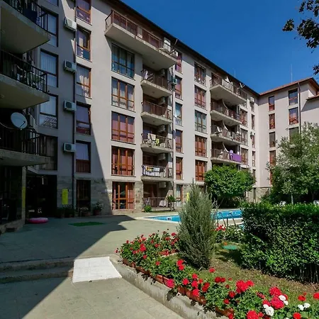 1st Floor 1bdr W Kitchen Poolview Ii Lägenhet Slăntjev Brjag